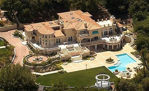 8. Grand Villa Với mức giá chỉ 14,9 triệu đôla, nhưng Grand Villa có thể sẽ khiến bạn phải ngạc nhiên vì chất lượng của dinh thự này cũng chẳng thua kém gì các biệt thự hạng sang khác. Tọa lạc trên một diện tích hơn 8.000 m2, nơi đây mang đến một không gian sống giao hòa với thiên nhiên cùng cách bài trí tinh tế với những cột đá chạm khắc đẹp mắt dọc đường đi, đèn treo, thảm trải trong phòng ăn…