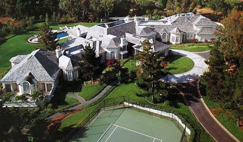 6. Dinh thự Old Trace Lane Không nhiều những dinh thự hạng sang có được tính thẩm mỹ cao như Old Trace Lane, nơi tổng hòa phong cách cổ điển và hiện đại trong cung cách bài trí. Trải dài trên diện tích hơn 1,3 ha, với 6 phòng ngủ cùng thư viện, nơi làm việc, bể bơi trong nhà, gara ôtô, sân tennis và spa, đây là một tuyệt tác về kiến trúc. Giá bán của khu dinh thự này ước tính lên tới 24,95 triệu đôla.