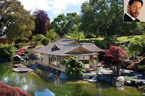 1. Dinh thự tại Woodside - Larry Ellison Larry Ellison - Chủ tịch tập đoàn phần mềm hàng đầu thế giới Oracle là cái tên được nhắc nhiều trong giới bất động sản bởi thói quen mua lại những khu đất có địa thế đẹp để biến thành những dinh thự sang trọng. Một trong số đó phải kể đến khu biệt thự mang phong cách hoàng gia Nhật Bản thế kỷ 16, tọa lạc tại Woodside rộng gần 50.000 ha gồm hồ nước, bể bơi, sân tennis, thác nước cùng nhiều tiện nghi khác. Giá trị ước tính của khu biệt thự này khoảng 70,4 triệu đôla.