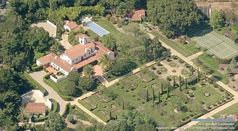 7. Dinh thự SoCal Dinh thự tọa lạc ở thành phố Montecito, phía Nam California này thuộc quyền sở hữu của Eric Schmidt - cựu CEO của Google. Được thiết kế bởi kiến trúc sư tài ba George Washington Smith, dinh thự này có một không gian mở vô cùng thoáng đãng với bãi cỏ xanh rộng lớn và nhiều công trình nhỏ phục vụ những mục đích khác nhau. Ngoài 4 phòng ngủ, 4 phòng tắm còn có khu bếp rộng, studio, spa, bể bơi, sân tennis, ga ra ô tô cùng những đài phun nước tuyệt đẹp, tất cả làm nên một bức tranh vô cùng yên ả cho những ai có may mắn đặt chân tới đây. Giá trị của dinh thự này vào khoảng 20 triệu đô la.