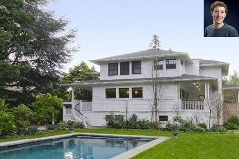 10. Dinh thự của Mark Zuckerberg Đối với người rất coi trọng sự riêng tư như Mark Zuckerberg, người ngoài khó lòng có được nhiều thông tin về dinh thự tọa lạc tại Palo Alto (California) của ông chủ Facebook. Tuy nhiên, một số nét đặc biệt về khu dinh thự này đã được tiết lộ, đó là bể bơi nước mặn, spa, lò sưởi ngoài trời, phòng nghe nhạc, phòng khiêu vũ và dạ tiệc. Giá trị của biệt thự này ở mức 7 triệu đôla.