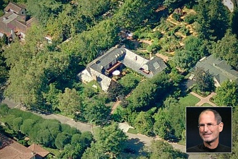 13. Dinh thự của Steve Jobs Nơi ở của vị CEO quá cố Steve Jobs vừa mang nét trang trang nhã lại vừa giản dị như chính chủ nhân của nó vậy. Tọa lạc gần Đại học Stanford, dinh thự này được Steve Jobs và vợ mua lại vào giữa những năm 90. Không có vẻ sành điệu và sang trọng như nhiều công trình khác song phong cách bài trí đậm chất Anh đã nên sức hút cho ngôi biệt thự này.