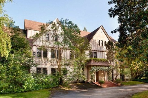 2. Dinh thự tại Atherton - Strauss Dinh thự này từng thuộc quyền sở hữu của cháu gái Levi Strauss - ông chủ của thương hiệu thời trang Levi’s. Về sau, nó được bán lại cho Madeleine Haas Russell - một nhà từ thiện lớn và cuối cùng được các con của bà bán lại với giá 53 triệu đôla. Dinh thự có diện tích hơn 1.000 m2 tọa lạc ở Atherton (California) được xây dựng theo phong cách của vương triều Tudor với 5 phòng ngủ, bể bơi, khu chăm sóc sức khỏe, sân tennis và khu vườn rộng. Hiện khu dinh thự này được rao bán 59,5 triệu đôla - mức giá kỷ lục trong bối cảnh thị trường bất động sản Mỹ không mấy sáng sủa.