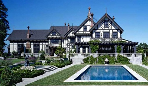 5. Dinh thự Stonebrook Court Được xây dựng từ năm 1914, dinh thự này đã qua nhiều lần tu sửa và ngốn không ít tiền của người sở hữu nó. Với diện tích trải rộng hơn 3 ha, mỗi phần của dinh thự được thiết kế cho những mục đích khác nhau như khu dành cho nhân viên phục vụ, phòng khiêu vũ, nơi sinh hoạt, chưa kể đến bãi cỏ rộng lớn được chăm tỉa thường xuyên và bể bơi. Dinh thự gồm 7 phòng ngủ, phòng khiêu vũ sang trọng, phòng tập thể hình, gara ô tô…được trang bị nội thất Jacobean vô cùng lộng lẫy có giá 38 triệu đô la.