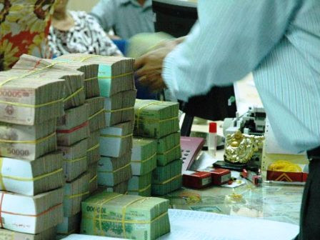 Nợ xấu đang khiến các ngân hàng đau đầu giải quyết.