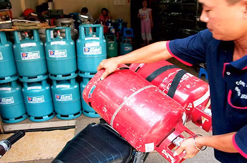 Từ hôm nay (10/2), các công ty gas đồng loạt giảm giá 10.000-12.000 đồng/bình 12 kg.