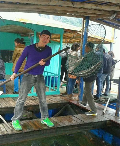 Anh Kasilod Wuttichai (Thái Lan) vui vẻ chụp hình kỷ niệm tại bè cá, trước khi biết con cá anh chọn ở Hạ Long có giá trên... 10 triệu đồng - Ảnh: Nga Linh Anh Kasilod Wuttichai (Thái Lan) vui vẻ chụp hình kỷ niệm tại bè cá, trước khi biết con cá anh chọn ở Hạ Long có giá trên... 10 triệu đồng - Ảnh: Nga Linh