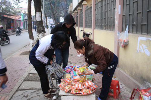 Học sinh tranh thủ mua đồ ăn sáng. Học sinh tranh thủ mua đồ ăn sáng.