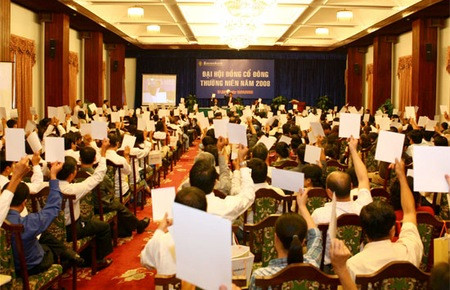 Công đoàn Sacombank vừa có văn bản kiến nghị các cơ quan chức năng làm rõ mục đích của nhóm đại diện 51% cổ phần. Công đoàn Sacombank vừa có văn bản kiến nghị các cơ quan chức năng làm rõ mục đích của nhóm đại diện 51% cổ phần.