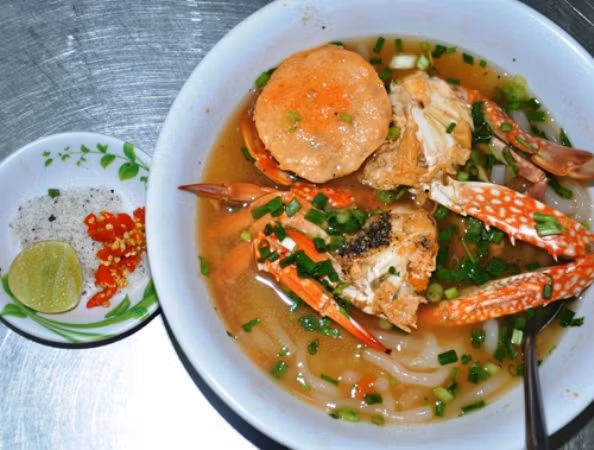 7. Bánh canh ghẹ Vũng Tàu Là món bánh canh được biến tấu từ bánh canh cua, nhưng để chế biến bánh canh ghẹ thì vô cùng cầu kì, đòi hỏi rất nhiều sự tỉ mỉ, đặc biệt phải chọn được ghẹ tươi, thịt nhiều và chắc.