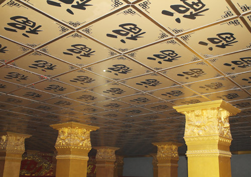 Không dám phạm tới tổ tiên, gia tộc họ Trần quyết định giữ nguyên ngôi mộ, và xây dựng một lăng mộ thuộc dạng hoành tráng bậc nhất Việt Nam. Móng lăng mộ ăn sâu xuống lòng đất 4,2m, được đổ bêtông kín đặc tạo thành tầng hầm rất rộng, chứa mộ phần của Đức Hoàng Nghị Đại Vương. Phía trên mặt đất lăng mộ gồm 3 tầng, 6 mái, cao 41m, nhìn vô cùng uy nghi. Không dám phạm tới tổ tiên, gia tộc họ Trần quyết định giữ nguyên ngôi mộ, và xây dựng một lăng mộ thuộc dạng hoành tráng bậc nhất Việt Nam. Móng lăng mộ ăn sâu xuống lòng đất 4,2m, được đổ bêtông kín đặc tạo thành tầng hầm rất rộng, chứa mộ phần của Đức Hoàng Nghị Đại Vương. Phía trên mặt đất lăng mộ gồm 3 tầng, 6 mái, cao 41m, nhìn vô cùng uy nghi.