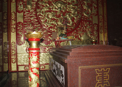 Bước vào bên trong ngôi mộ, khách thập phương sẽ thực sự bị choáng ngợp. Các chi tiết được làm cầu kỳ, phủ một màu vàng và đỏ tuyệt đẹp. Đặc biệt, nơi đây có tượng các vua quan đời Trần, tất cả đều được làm bằng đồng nguyên chất, ngoài phủ vàng. Trên trần các tầng đều có chữ Phúc được viết rất xảo diệu, sắp xếp hợp lý khiến người xem phải trầm trồ. Bước vào bên trong ngôi mộ, khách thập phương sẽ thực sự bị choáng ngợp. Các chi tiết được làm cầu kỳ, phủ một màu vàng và đỏ tuyệt đẹp. Đặc biệt, nơi đây có tượng các vua quan đời Trần, tất cả đều được làm bằng đồng nguyên chất, ngoài phủ vàng. Trên trần các tầng đều có chữ Phúc được viết rất xảo diệu, sắp xếp hợp lý khiến người xem phải trầm trồ.