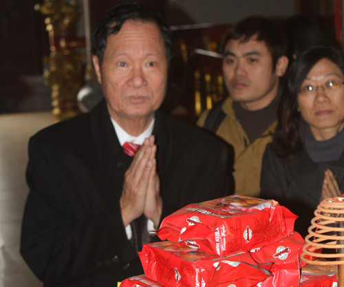 Tỷ phú Trần Văn Sen cúng tổ tiên Tỷ phú Trần Văn Sen cúng tổ tiên