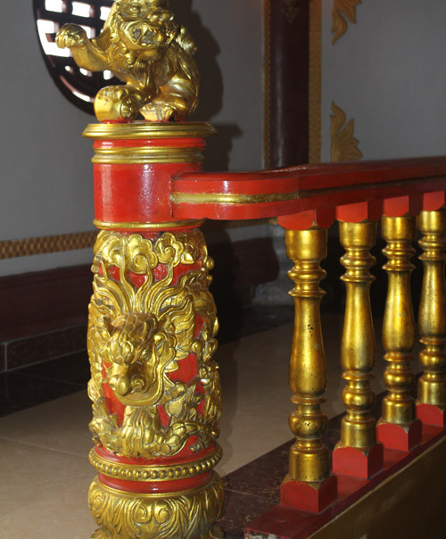 Trải qua sóng gió chiến tranh, khu đền thờ Hoằng Nghị Đại Vương bị tàn phá nặng nề, chỉ còn lại là một nấm đất. Nghĩ về tổ tiên, năm 2002 nhà đại tỷ phú Trần Văn Sen đã quyết định mua lại gần 10 ha đất làng Mẹo, ngôi làng được mệnh danh là làng tỷ phú, đất đắt không kém thủ đô Hà Nội để xây dựng một đền thờ uy nghi. Gia tộc họ Trần nhất trí di chuyển mộ Hoằng Nghị Đại Vương để tiện cho việc sắp xếp kiến trúc, tuy nhiên khi đào đất, mọi người đều lạnh toát xương sống, chân tay bủn rủn, mồ hôi vã ra như tắm. Trải qua sóng gió chiến tranh, khu đền thờ Hoằng Nghị Đại Vương bị tàn phá nặng nề, chỉ còn lại là một nấm đất. Nghĩ về tổ tiên, năm 2002 nhà đại tỷ phú Trần Văn Sen đã quyết định mua lại gần 10 ha đất làng Mẹo, ngôi làng được mệnh danh là làng tỷ phú, đất đắt không kém thủ đô Hà Nội để xây dựng một đền thờ uy nghi. Gia tộc họ Trần nhất trí di chuyển mộ Hoằng Nghị Đại Vương để tiện cho việc sắp xếp kiến trúc, tuy nhiên khi đào đất, mọi người đều lạnh toát xương sống, chân tay bủn rủn, mồ hôi vã ra như tắm.