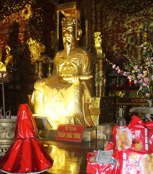 Các pho tượng được dát vàng Các pho tượng được dát vàng