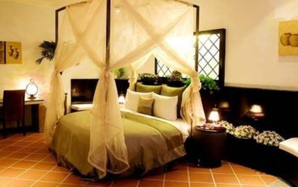 1. Thử độ êm ái của những chiếc giường trong khách sạn Công việc này tuy đã được biết đến trên thế giới, nhưng đây quả là một công việc trong mơ vì quá nhàn hạ mà vẫn có thể kiếm bội tiền. Chủ nhiệm khoa ngủ Michel của chuỗi khách sạn Travelodge ở nước Anh chính là người có diễm phúc khi được đảm nhiệm công việc này. Hàng tuần, Michel phải đến những khách sạn Travelodge trên khắp thế giới ngủ từ 3 đến 4 tiếng để trải nghiệm “độ thoải mái”, nhằm bảo đảm độ êm ái chuẩn xác của những chiếc giường trong chuỗi khách sạn này. 1. Thử độ êm ái của những chiếc giường trong khách sạn Công việc này tuy đã được biết đến trên thế giới, nhưng đây quả là một công việc trong mơ vì quá nhàn hạ mà vẫn có thể kiếm bội tiền. Chủ nhiệm khoa ngủ Michel của chuỗi khách sạn Travelodge ở nước Anh chính là người có diễm phúc khi được đảm nhiệm công việc này. Hàng tuần, Michel phải đến những khách sạn Travelodge trên khắp thế giới ngủ từ 3 đến 4 tiếng để trải nghiệm “độ thoải mái”, nhằm bảo đảm độ êm ái chuẩn xác của những chiếc giường trong chuỗi khách sạn này.