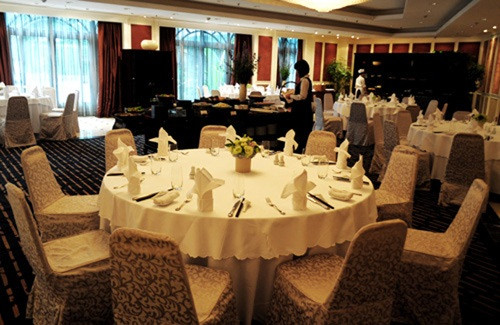 Một góc phòng tiệc thể hiện sự cầu kỳ trong cách trang trí. Một góc phòng tiệc thể hiện sự cầu kỳ trong cách trang trí.