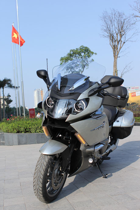 Mẫu sport-touring BMW K1600 ra mắt trong năm 2011 sở hữu platform không thể tuyệt vời hơn, bên cạnh đó là động cơ i6 phi thường cùng danh sách dài các công nghệ tiên tiến khác. Tất cả đã biến nó trở thành một mẫu touring nổi bật, vượt qua các tên tuổi lớn như Kawasaki Concours 14 và "ông hoàng" Gold Wing của Honda. Mẫu sport-touring BMW K1600 ra mắt trong năm 2011 sở hữu platform không thể tuyệt vời hơn, bên cạnh đó là động cơ i6 phi thường cùng danh sách dài các công nghệ tiên tiến khác. Tất cả đã biến nó trở thành một mẫu touring nổi bật, vượt qua các tên tuổi lớn như Kawasaki Concours 14 và "ông hoàng" Gold Wing của Honda.