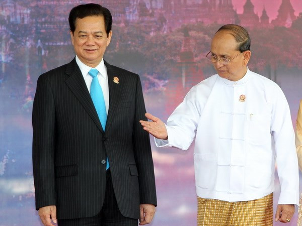 Tổng thống Cộng hòa Liên bang Myanmar Thein Sein đón Thủ tướng Nguyễn Tấn Dũng đến dự hội nghị. Ảnh: Đức Tám – TTXVN Tổng thống Cộng hòa Liên bang Myanmar Thein Sein đón Thủ tướng Nguyễn Tấn Dũng đến dự hội nghị. Ảnh: Đức Tám – TTXVN