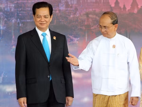 Tổng thống Cộng hòa Liên bang Myanmar Thein Sein đón Thủ tướng Nguyễn Tấn Dũng đến dự hội nghị. Ảnh: Đức Tám – TTXVN