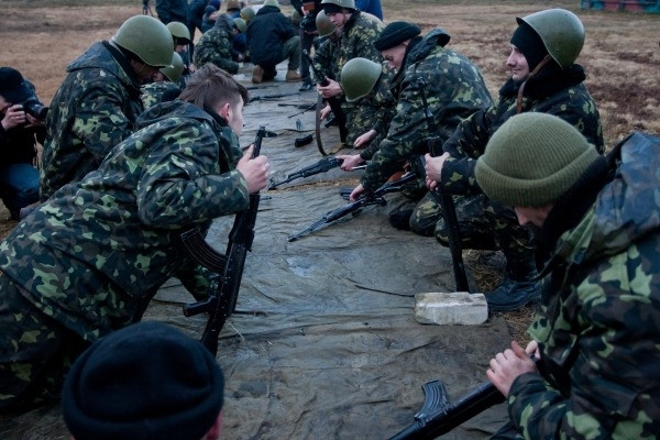 Thực hành các thao tác tháo lắp, bảo dướng súng trường AK Thực hành các thao tác tháo lắp, bảo dướng súng trường AK