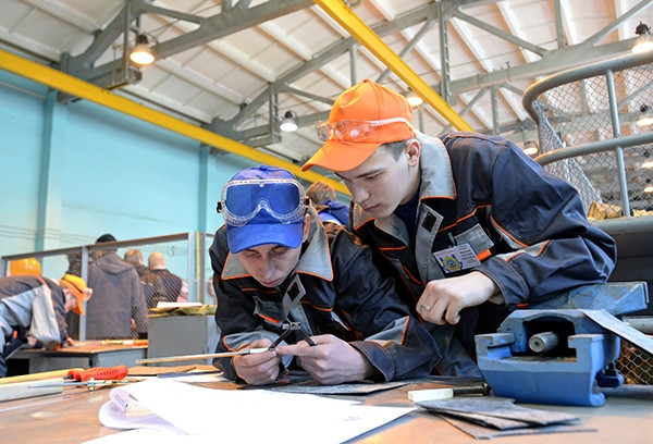 Các công nhân đang làm việc bên trong nhà máy Các công nhân đang làm việc bên trong nhà máy