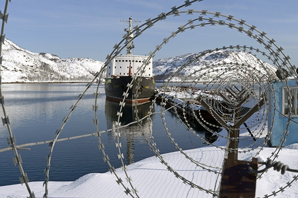 Khu vực bên ngoài nhà máy được bảo vệ rất nghiêm ngặt Khu vực bên ngoài nhà máy được bảo vệ rất nghiêm ngặt