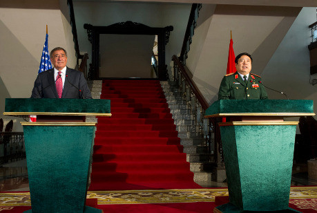 Bộ trưởng Quốc phòng Mỹ Leon Panetta và Bộ trưởng Quốc phòng Việt Nam Phùng Quang Thanh