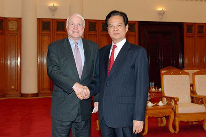 Thượng nghị sĩ John McCain và Thủ tướng Việt Nam Nguyễn Tấn Dũng Thượng nghị sĩ John McCain và Thủ tướng Việt Nam Nguyễn Tấn Dũng