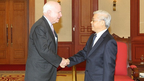 Thượng nghị sĩ John McCain và Tổng bí thư ĐCSVN Nguyễn Phú Trọng Thượng nghị sĩ John McCain và Tổng bí thư ĐCSVN Nguyễn Phú Trọng