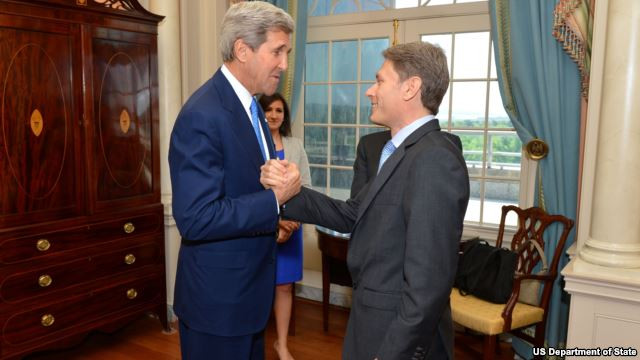 Ông Malinowski (phải) đảm nhận vị trí Trợ lý Ngoại trưởng Mỹ hồi tháng Năm năm nay, và trước đó, ông là Giám đốc Văn phòng của Human Rights Watch ở thủ đô Washington. (ảnh VOA) Ông Malinowski (phải) đảm nhận vị trí Trợ lý Ngoại trưởng Mỹ hồi tháng Năm năm nay, và trước đó, ông là Giám đốc Văn phòng của Human Rights Watch ở thủ đô Washington. (ảnh VOA)