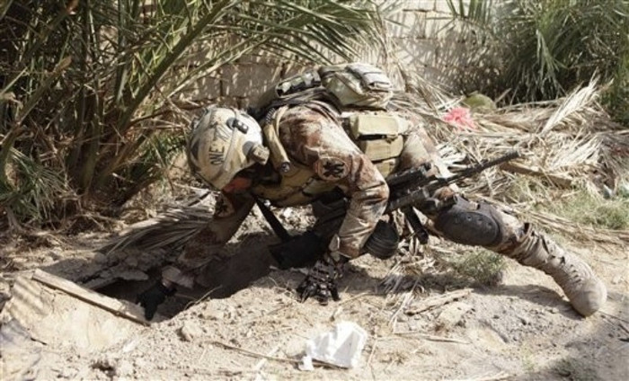 Lính Iraq tiếp tục dò tìm các hầm hào trong ngôi nhà.