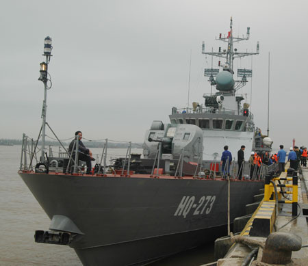 Tàu pháo HQ 273 sau khi bắn đạn thật về cập bến Tàu pháo HQ 273 sau khi bắn đạn thật về cập bến