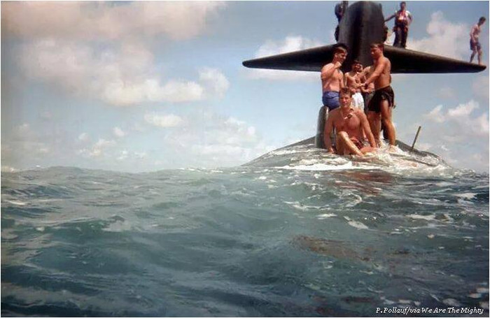 Bơi lội đối với các thủy thủ tàu ngầm đôi khi hơi kỳ lạ, một số dùng cánh lái tàu ngầm làm cầu nhảy