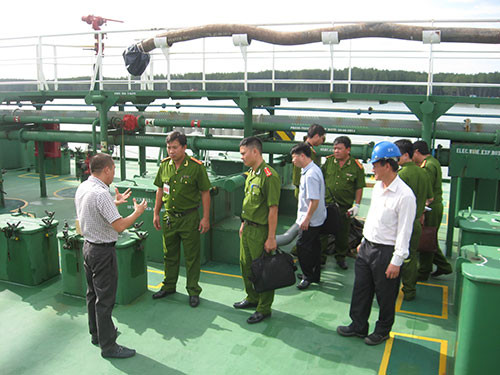 Cơ quan chức năng của VN chuẩn bị khám nghiệm tàu VP Asphalt 2 ngày 13/12/2014 (ảnh minh họa, nguồn NLĐ) Cơ quan chức năng của VN chuẩn bị khám nghiệm tàu VP Asphalt 2 ngày 13/12/2014 (ảnh minh họa, nguồn NLĐ)