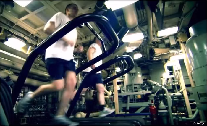 Tàu ngầm hạt nhân cũng có đủ các thiết bị phục vụ sinh hoạt, tập luyện cho thủy thủ