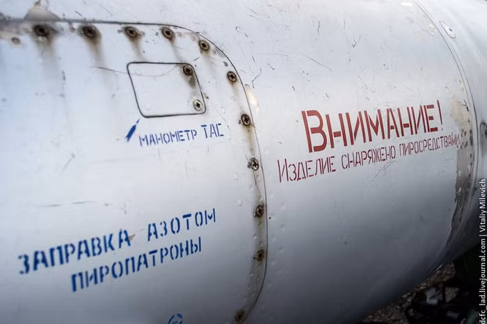 Bên thâm tên lửa ghi dòng chữa "đổ đầy nitrogen"