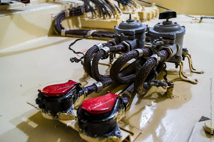 Phía trên là dây điện và các tuyến đường thông tin, liên lạc Phía trên là dây điện và các tuyến đường thông tin, liên lạc