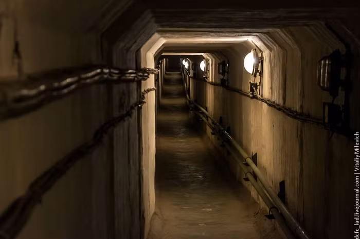 Những đường hầm dẫn đi các vị trí trong boongke chứa tên lửa