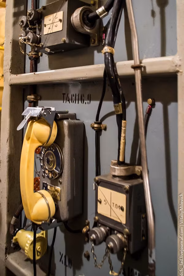 Phía trên là dây điện và các tuyến đường thông tin, liên lạc