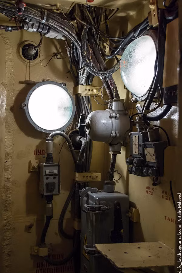 Phía trên là dây điện và các tuyến đường thông tin, liên lạc