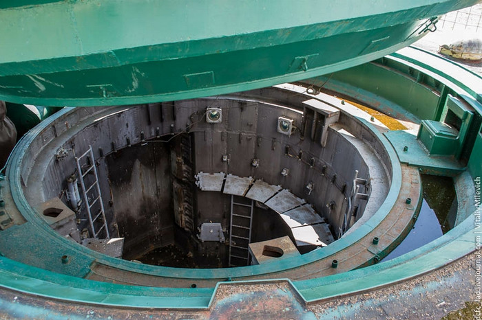 Hầm phóng tên lửa đạo đạo Silo với nắp đậy nặng 120 tấn, có thể đóng - mở trong vbòng 8 giây Hầm phóng tên lửa đạo đạo Silo với nắp đậy nặng 120 tấn, có thể đóng - mở trong vbòng 8 giây