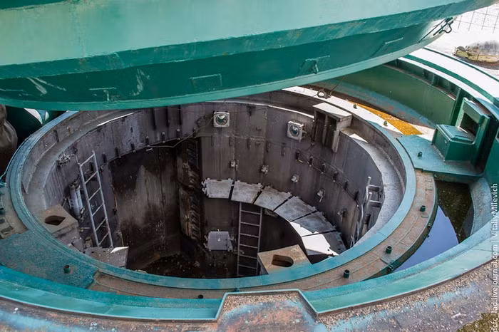 Hầm phóng tên lửa đạo đạo Silo với nắp đậy nặng 120 tấn, có thể đóng - mở trong vbòng 8 giây