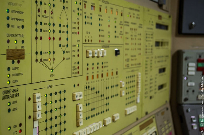 Phòng điểu khiển gồm rất nhiều bảng điều khiển Phòng điểu khiển gồm rất nhiều bảng điều khiển