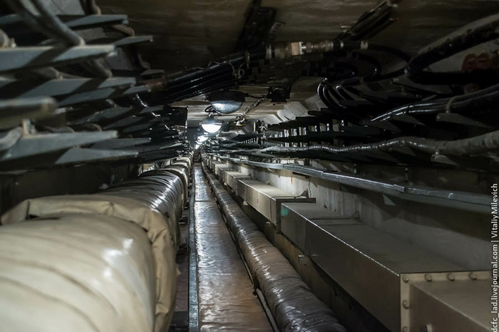 Những đường hầm dẫn đi các vị trí trong boongke chứa tên lửa Những đường hầm dẫn đi các vị trí trong boongke chứa tên lửa