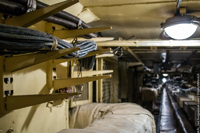 Phía trên là dây điện và các tuyến đường thông tin, liên lạc Phía trên là dây điện và các tuyến đường thông tin, liên lạc