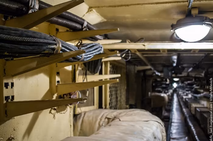 Phía trên là dây điện và các tuyến đường thông tin, liên lạc