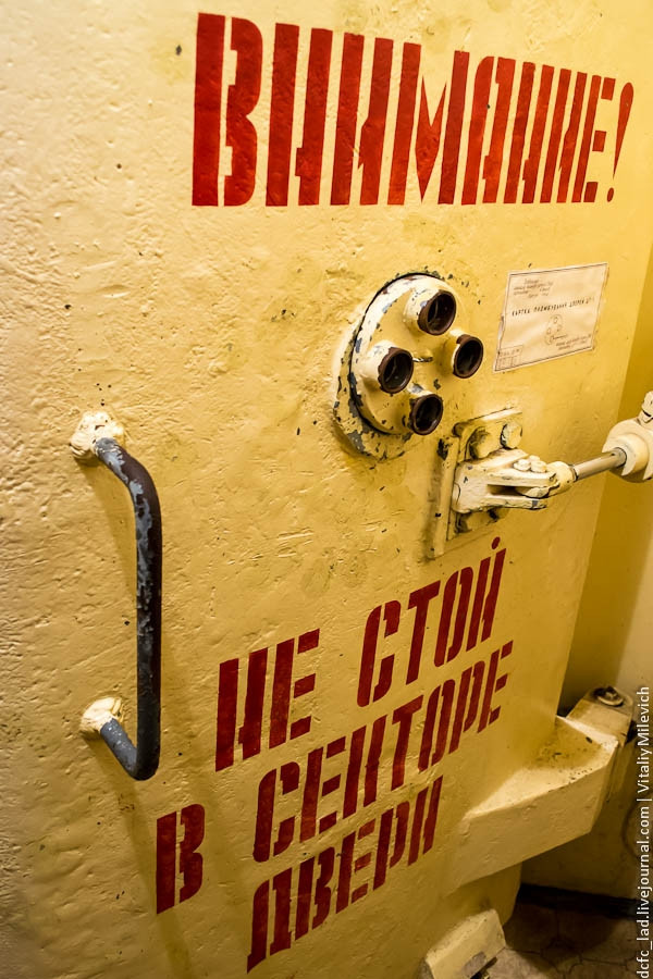 Dòng chữa ghi chú: Không đứng gần khu vực cửa Dòng chữa ghi chú: Không đứng gần khu vực cửa