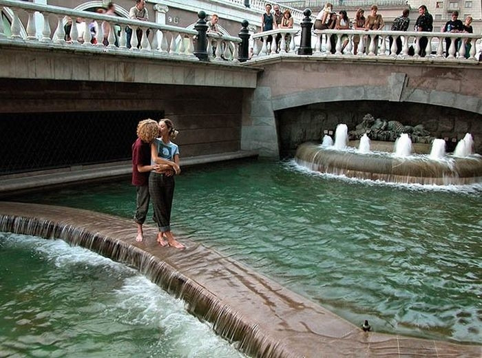 Những nụ hôn lãng mạn trên phố phường Moscow ảnh 5 Những nụ hôn lãng mạn trên phố phường Moscow ảnh 5