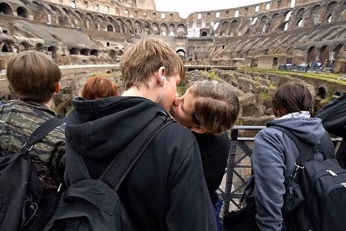 Những nụ hôn lãng mạn trên phố phường Moscow ảnh 8